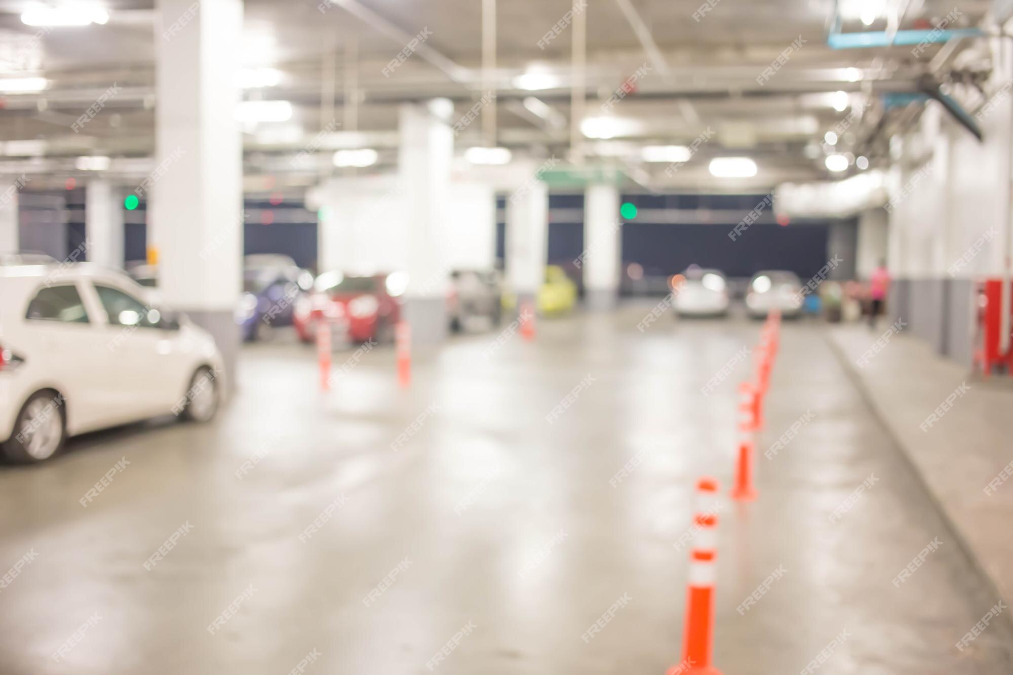 Foto de carros de estacionamento desfocados na cidade desfoque o carro  estacionado no estacionamento e na rua