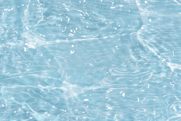 Desfocar a textura turva da superfície da água calma e transparente, de cor azul transparente, com salpicos e bolhas