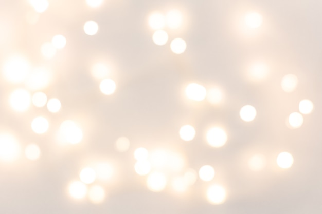 Foto desfocar as luzes de natal em um fundo cinza. copie o espaço