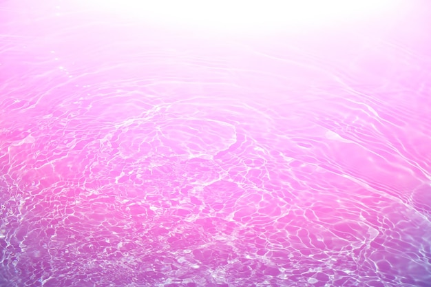 Foto desfocar textura de superfície de água calma transparente de cor rosa turva com bolha de respingo