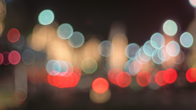 Desfokussierte Nachtstraßenlichter Bokeh Straßenlichter von Autos in der Stadt