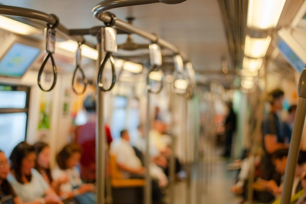 Desfoque as alças de mão no metrô. Alça de mão em transporte público. Foco seletivo da alça de perspectiva do metrô para segurança.