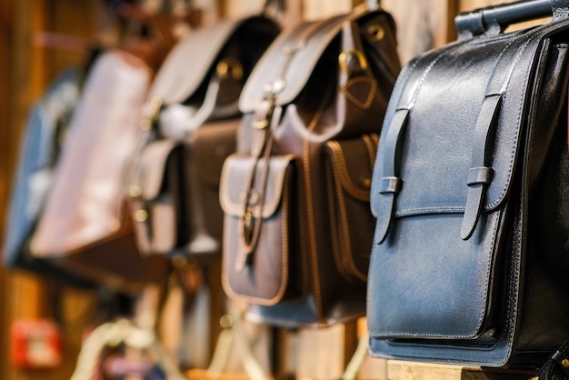 Foto desfoque de fundo fora de foco bokeh acessórios masculinos com bolsas de couro marrom na mesa de madeira sobre o fundo da parede