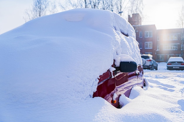 Desfoque de fundo fora de foco Bokeh Inverno neve um carro coberto de neve