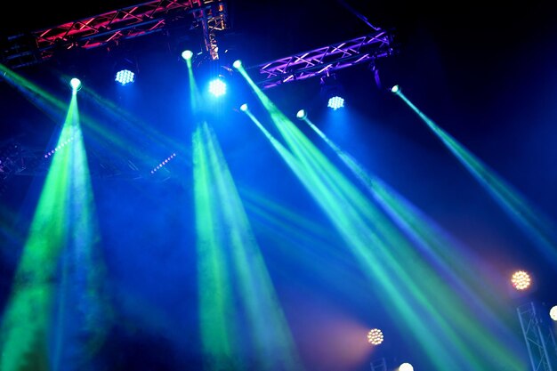 Desfoque de textura e fundo desfocado para design Luz de palco em um show de concerto