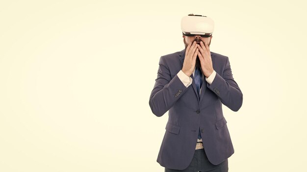 Desfrutando da nova realidade empresários usam óculos VR futuro digital e inovação realidade virtual parceria e trabalho em equipe homens maduros com barba em terno formal tecnologia moderna em negócios ágeis