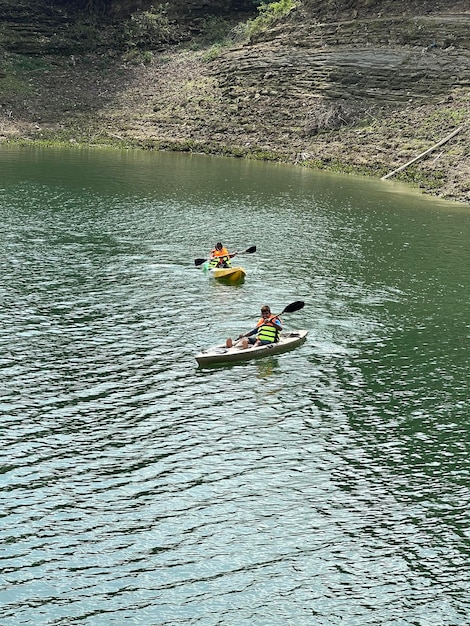 Foto desfrutando de caiaque em um lindo lago