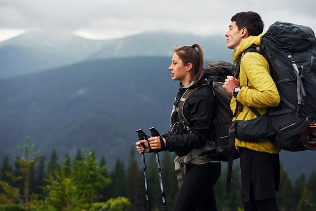 Desfrutando de caminhadas juntos Majestosas montanhas dos Cárpatos Bela paisagem de natureza intocada