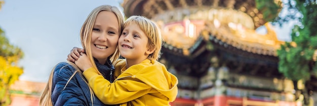 Desfrutando de férias na china mãe e filho na cidade proibida viajam para a china com o conceito de crianças sem visto