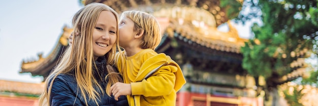 Desfrutando de férias na china mãe e filho na cidade proibida viajam para a china com o conceito de crianças sem visto