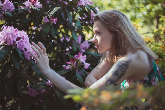 Foto desfrutando de flores que florescem na primavera fotografia panorâmica