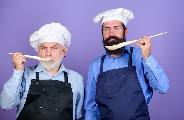 Foto desfrutando de refeição saborosa nova receita gosto perfeito cozinheiro de restaurante profissional chef homens cozinhando homens alegres preparam comida sabor comida conceito culinário homens barbudos sênior maduros na cozinha