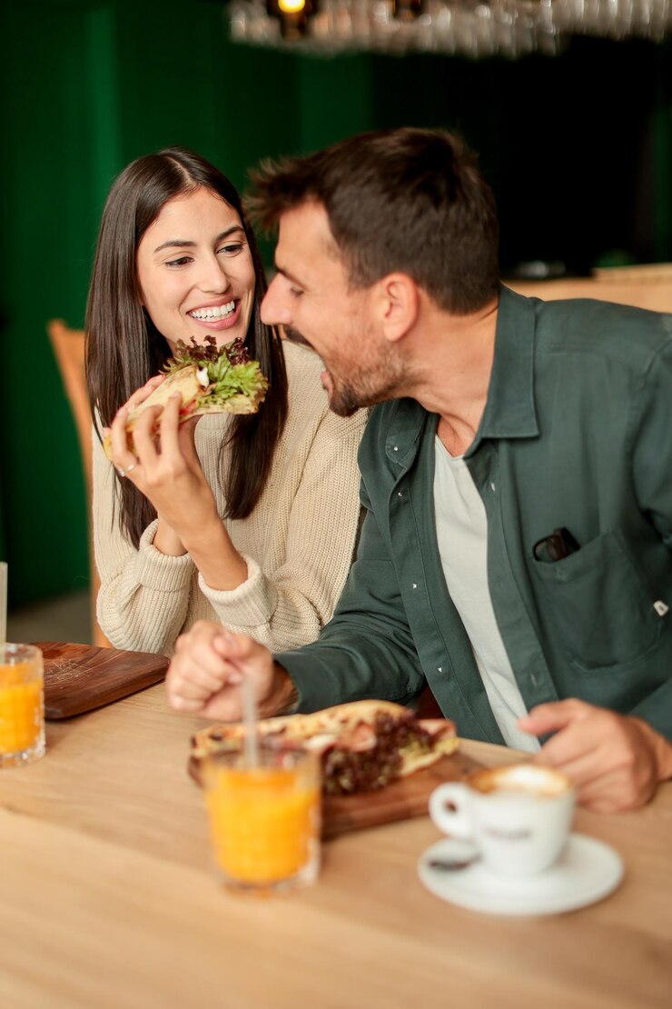 Foto desfrutando de um delicioso brunch juntos em um café aconchegante em uma tarde ensolarada no coração da cidade