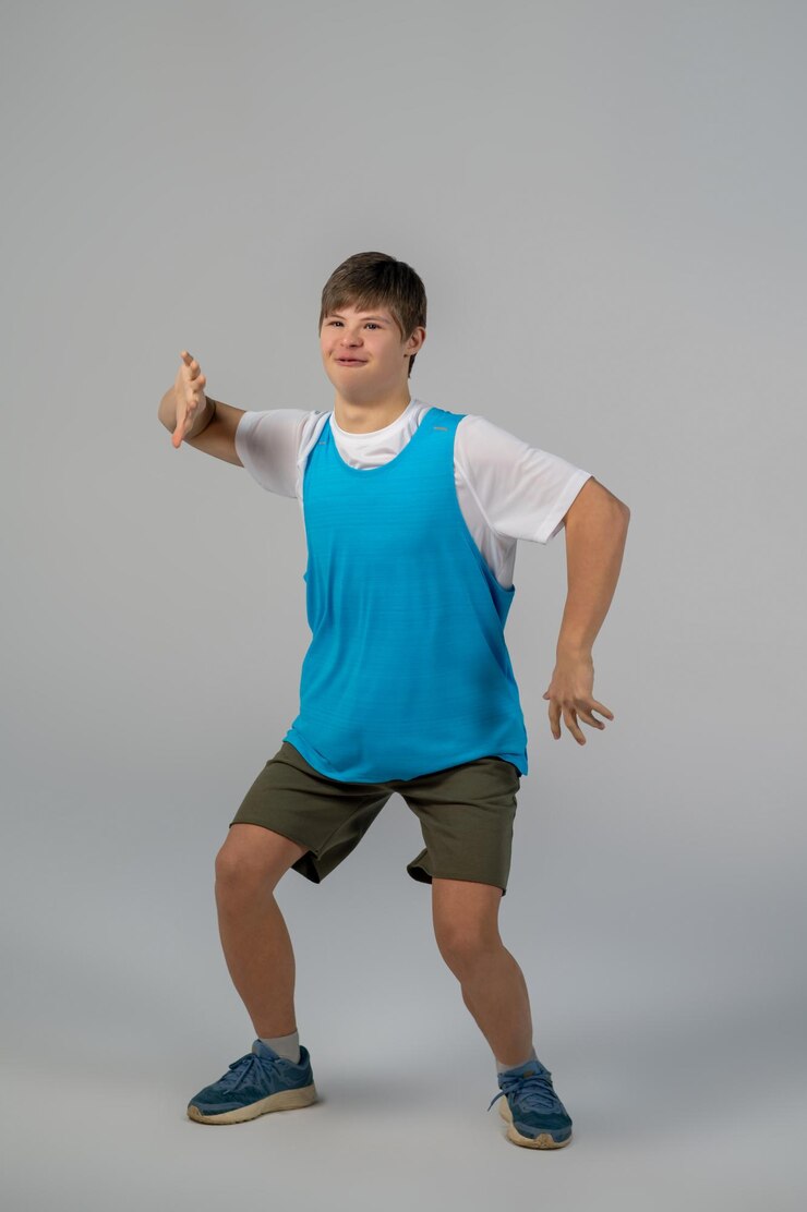 Foto desfrutando. um menino em roupas esportivas fazendo movimentos e parecendo divertido