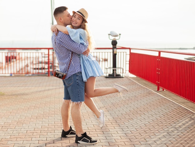 Desfrutar de cada momento juntos. Jovem casal apaixonado passar tempo juntos ao ar livre. Romântico, conceito de amor