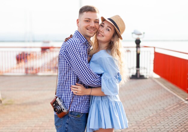 Desfrutar de cada momento juntos. Jovem casal apaixonado turista passar tempo juntos ao ar livre. Romântico, conceito de amor