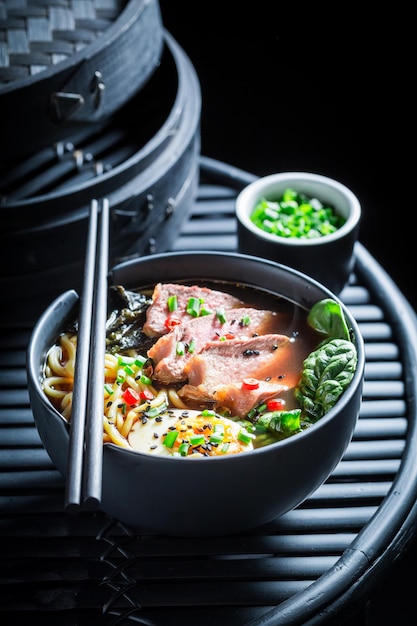 Desfrute da sua sopa de Ramen com carne e ovos