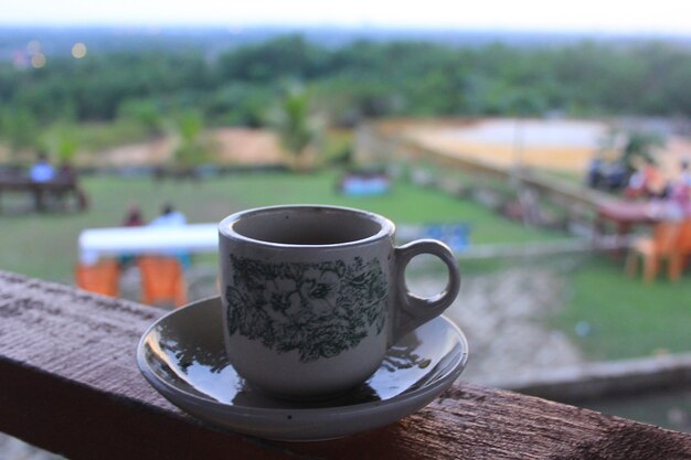 Desfrute de uma xícara de café quente na natureza