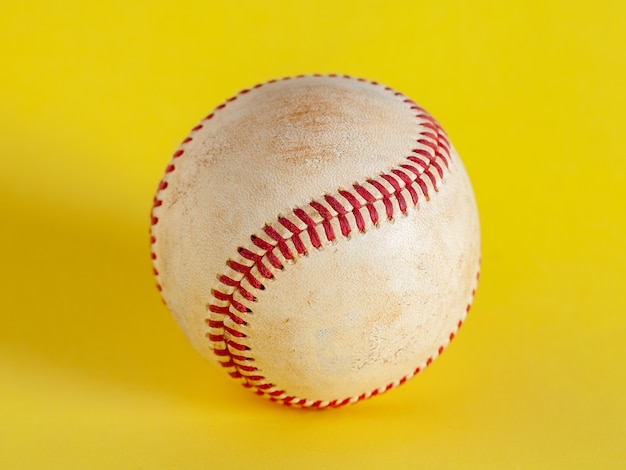 Desgastado beisebol isolado em amarelo, esporte de equipe. objeto