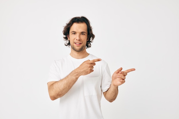 Desgaste casual de homem bonito posando fundo isolado de emoções