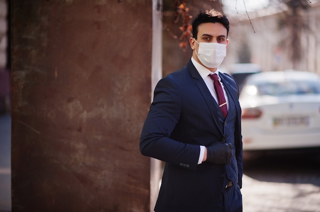 Desgaste del hombre de negocios en traje con mascarilla médica. MERS-Cov, Nuevo coronavirus 2019-nCoV