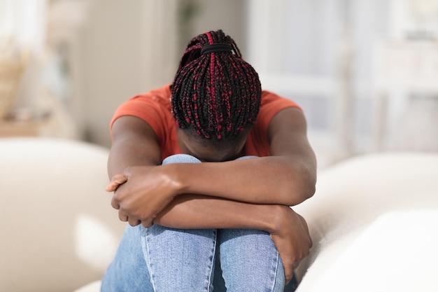 Desglose mental retrato de joven afroamericana molesta llorando en casa