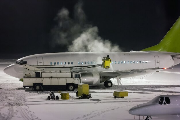 Deshielo del avión de pasajeros por la noche