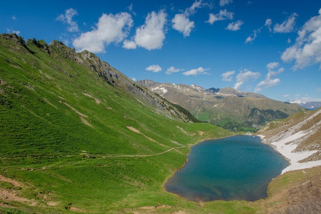 Deshielo lago de montaña en italia