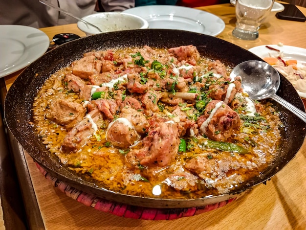 Desi-Butter-Chiken-Masala-Serverd in Karahi-Draufsicht auf indisches pakistanisches Karai-Essen