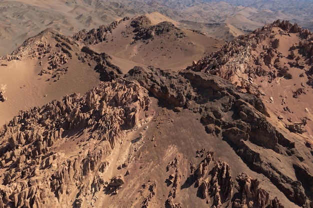 Desierto árido y piedras extrañas