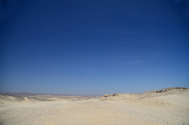 Desierto blanco arena y cielo