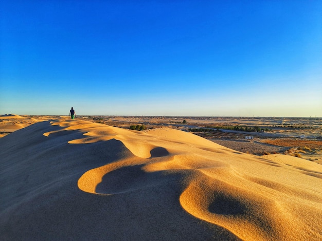 Foto el desierto y el cielo azul.