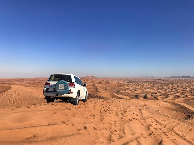 Desierto y coche de Dubai