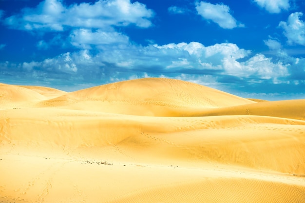 Desierto con dunas de arena y nubes en el cielo azul Paisaje de reserva natural Dunas de Maspalomas Gran Canaria España