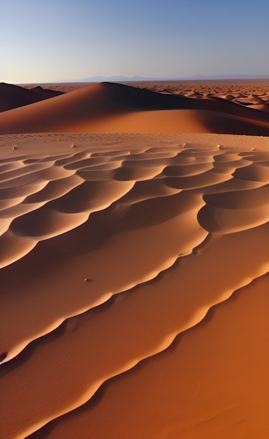 Un desierto con dunas de arena y una puesta de sol de fondo