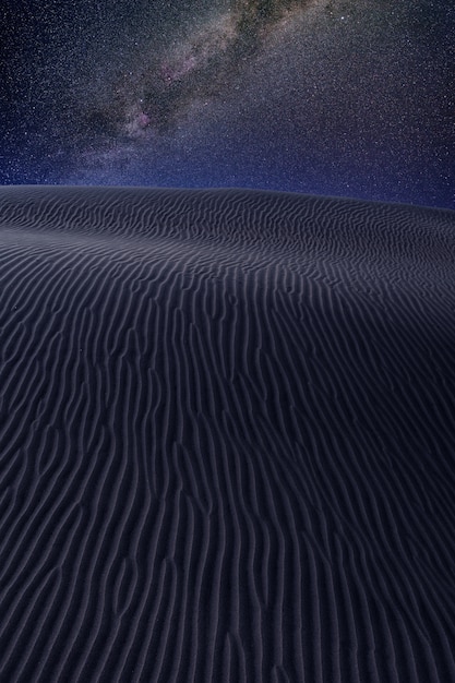 Foto desierto de dunas de arena en vía láctea estrellas cielo nocturno