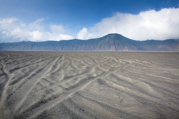 desierto con un fondo de colinas alargadas