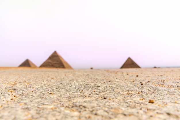 Desierto de Giza y las pirámides en el fondo, Egipto.