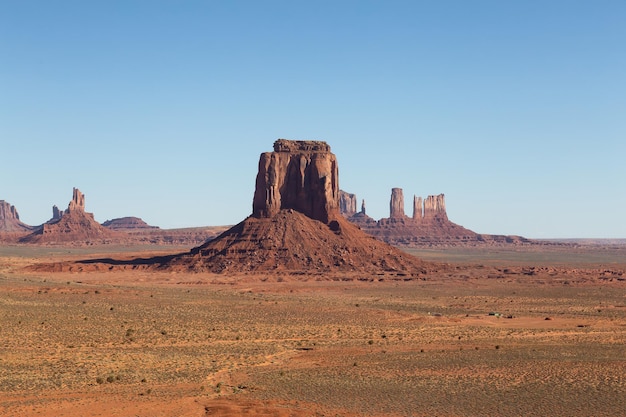 Desierto montaña rocosa paisaje americano día soleado cielo azul