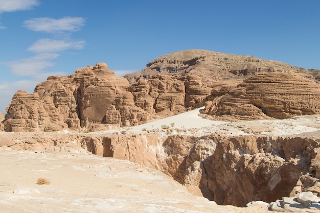 Foto desierto, montañas rojas, rocas y cielo azul. egipto, la península del sinaí.