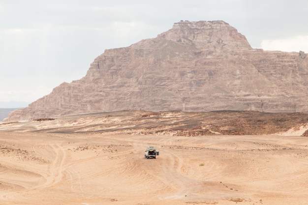 Desierto, montañas rojas, rocas y cielo nublado. Egipto, cañón de color.