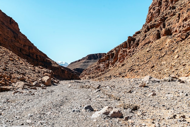 Desierto montañoso de roca seca en medio de Marruecos.