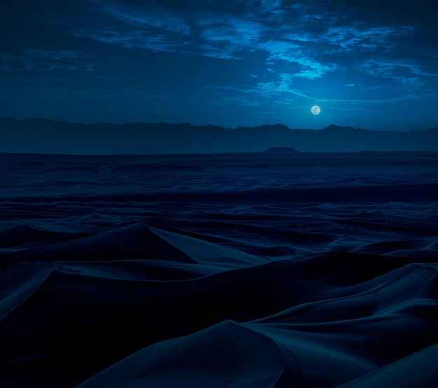 Foto desierto por la noche cerca de la aldea de varzaneh