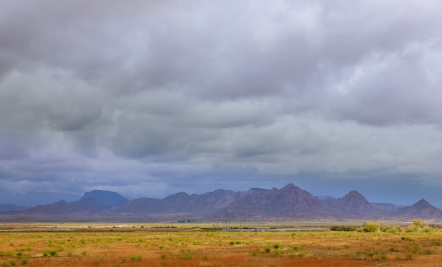 Desierto del oeste de Texas escénico sobre el desierto del suroeste y las montañas de EE.UU.