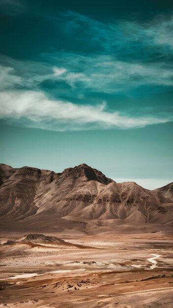 Un desierto solitario y duro con picos dentados bajo un vasto cielo azul.