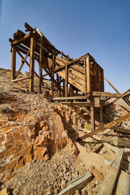 Desierto del Valle de la Muerte con equipo minero abandonado en la ladera