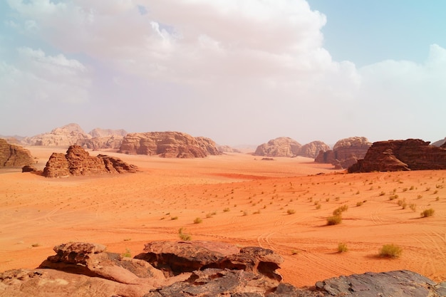 Desierto de Wadi Rum Jordania El Valle de la Luna Nubes de neblina de arena naranja Designación como Patrimonio de la Humanidad por la UNESCO Parque nacional paisaje al aire libre Aventuras todoterreno viajes de fondo