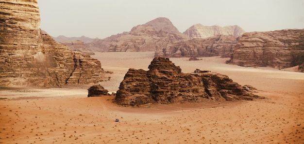 Desierto de Wadi Rum Jordania El Valle de la Luna Nubes de neblina de arena naranja