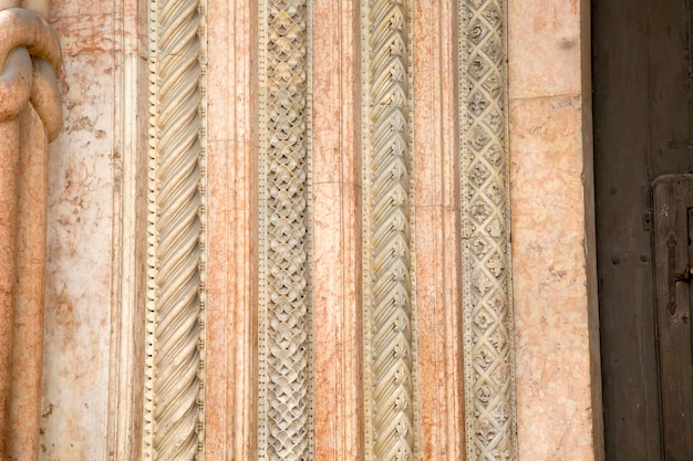 Design auf der Fassade der Domkirche, Modena, Italien