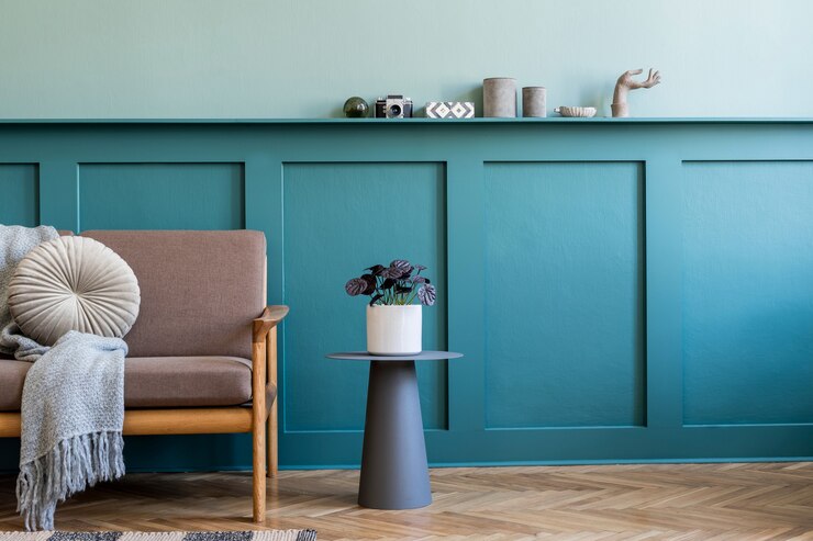 Foto design criativo de interiores de sala de estar em apartamento aconchegante com sofá elegante, plantas, móveis de design, decoração e acessórios elegantes. paredes verdes, piso em parquet. encenação em casa. .